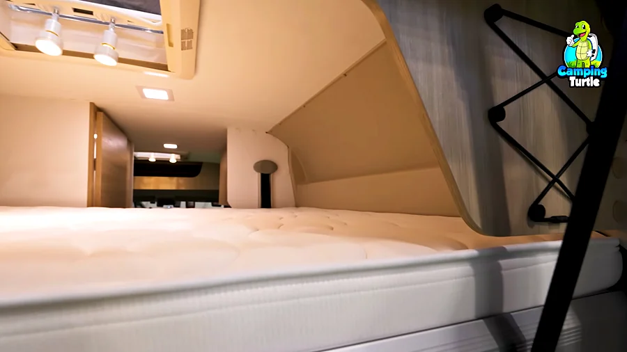 Blick über die Matratze des Hubbetts zur Dachluke mit zwei Spots