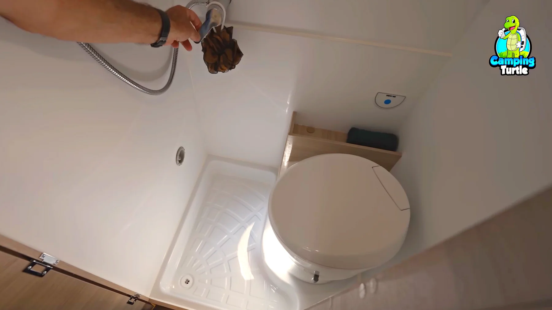 Bad mit Duschtasse, Kassettentoilette und Brause von oben gesehen