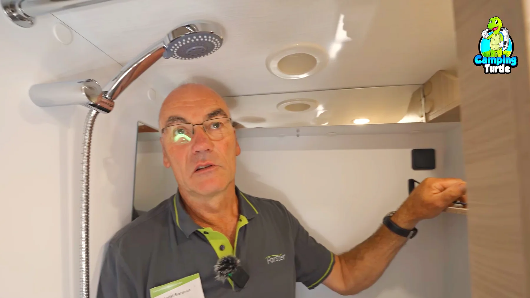 Detlef steht in der Dusche unter der Brause, über ihm Dachlüfter und Trockenstange