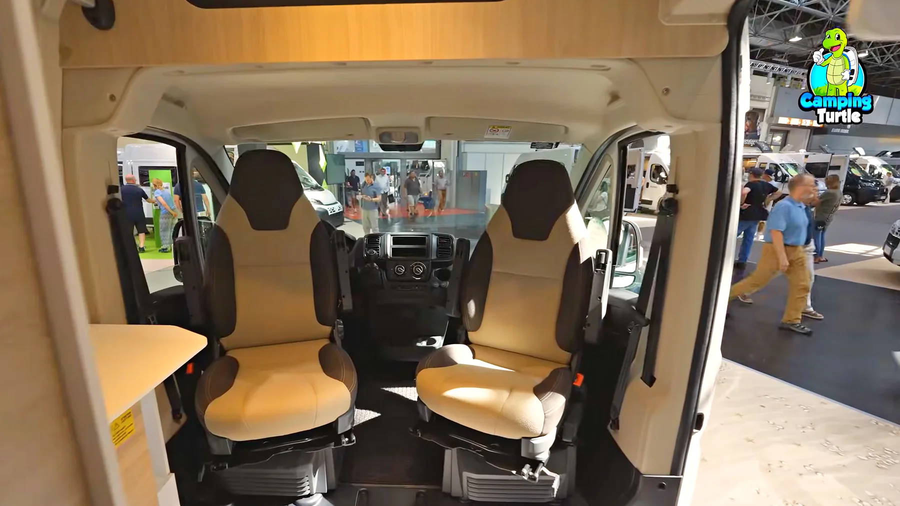 Zwei drehbare Sitze im Fahrerhaus des Fiat Ducato, davor das Armaturenbrett