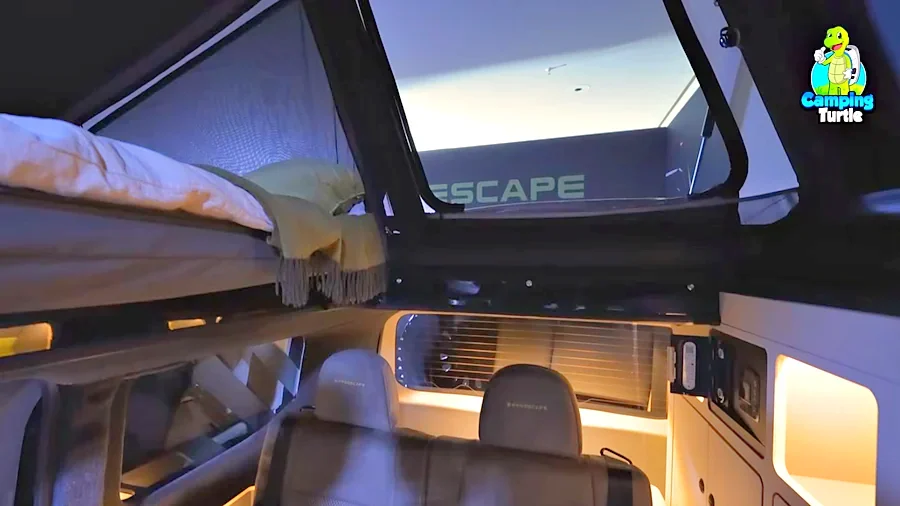 Blick in das aufgestellte Luftdach der Freescape Adventure Line mit seitlich ausgeklapptem Bett über der Sitzbank