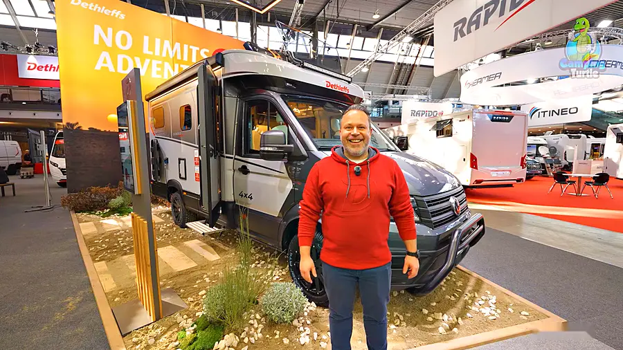 Florian Pietrzak, Leiter des Dethleffs Produktmanagements, steht auf der CMT vor dem Dethleffs Globebus Performance 4x4 T16 mit Frontbügel und All-Terrain-Reifen