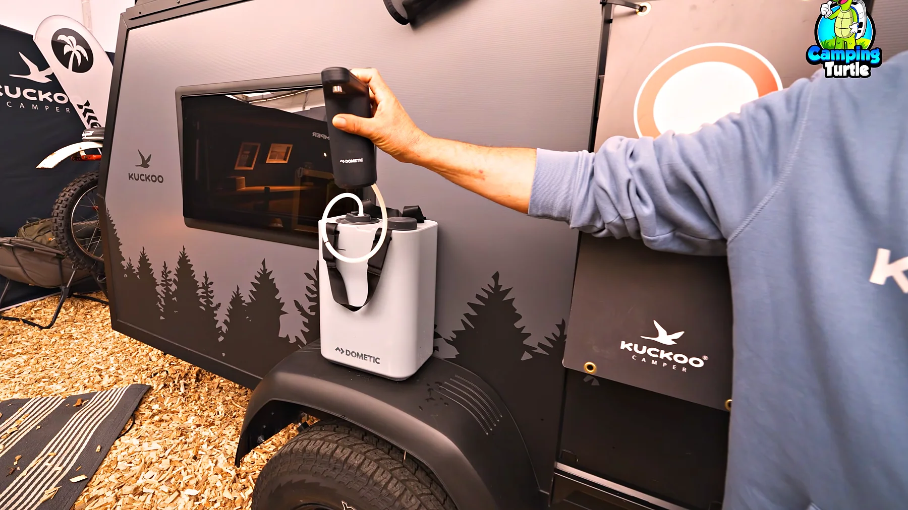 Wasserkanister von Dometic mit Wasserhahn an der Außenwand des Wohnwagens