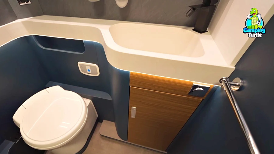 Toilette und Waschbecken im Toilettenraum