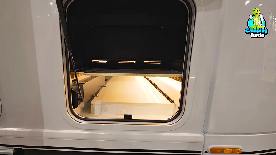 Geöffnete Außenklappe mit beleuchtetem Staufach im Doppelboden