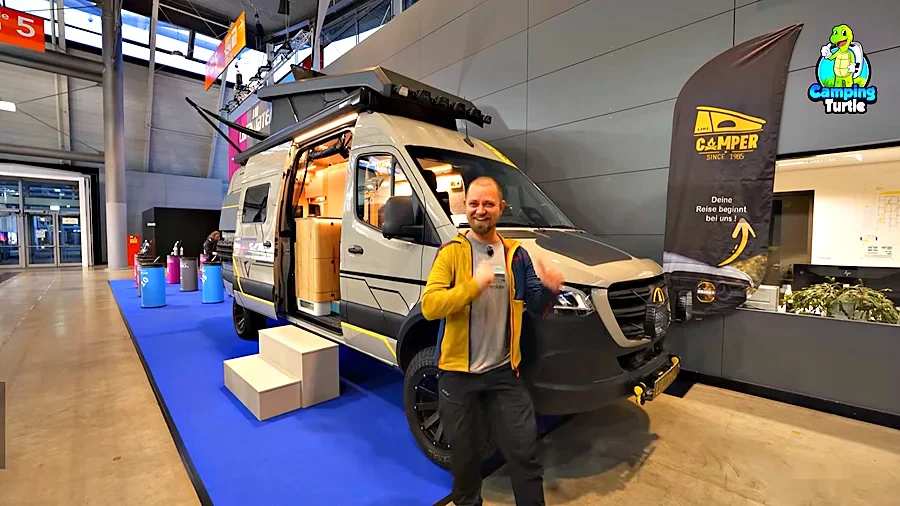 Artur Nowak, Inhaber von Liri Camper, vor dem Sprinter 4x4 mit Aufstelldach auf der CMT 2026