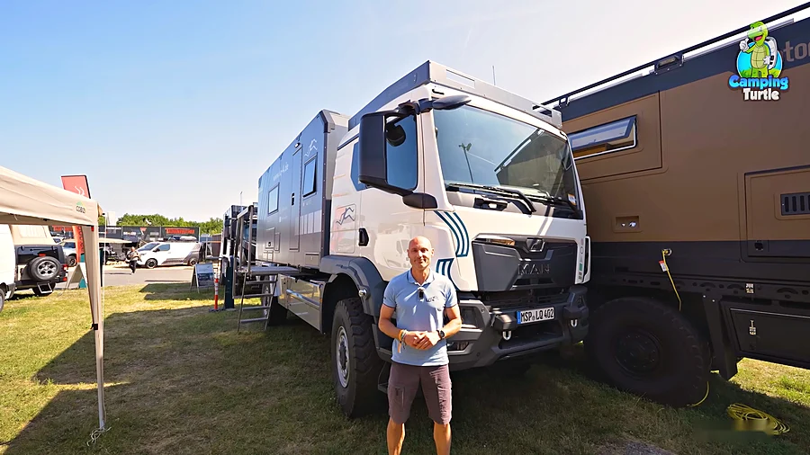 Patrick Weimer steht vor dem LQ4 MAN Runner auf der Abenteuer & Allrad 2025.