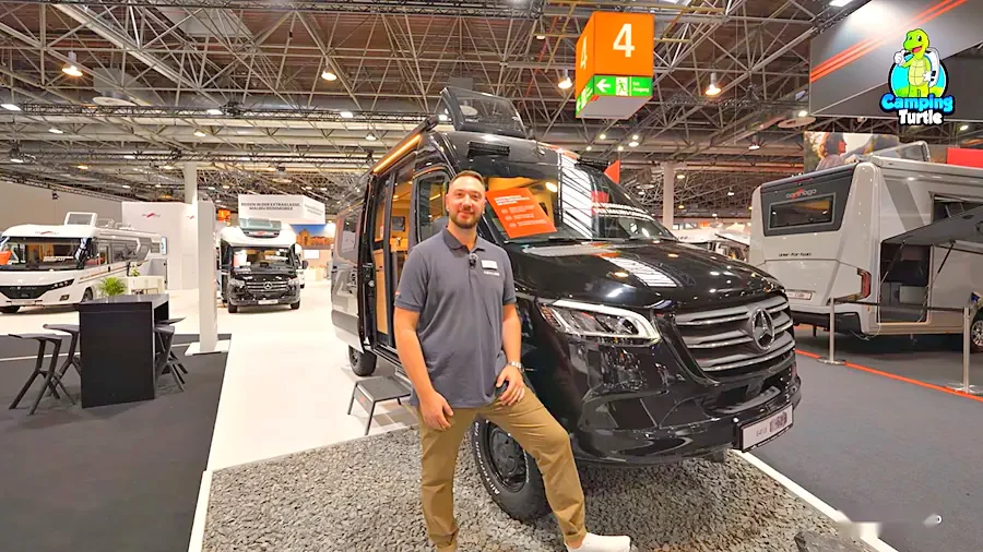 Maximilian Neef von AllRoad vor dem Malibu genius Performance 4x4 641 LE auf dem Caravan Salon 2026