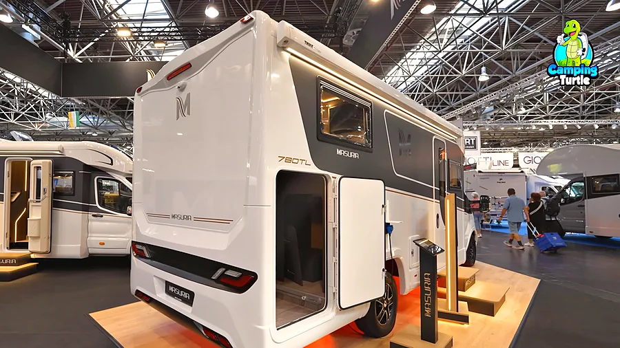 Heck des Masuria 780 TL schräg von hinten mit geöffneter seitlicher Garagentür und Blick in die hohe Heckgarage