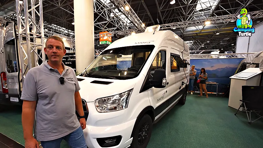 Timo Stücken von MATIST steht vor dem weißen MATIST Family XL auf dem Caravan Salon 2024