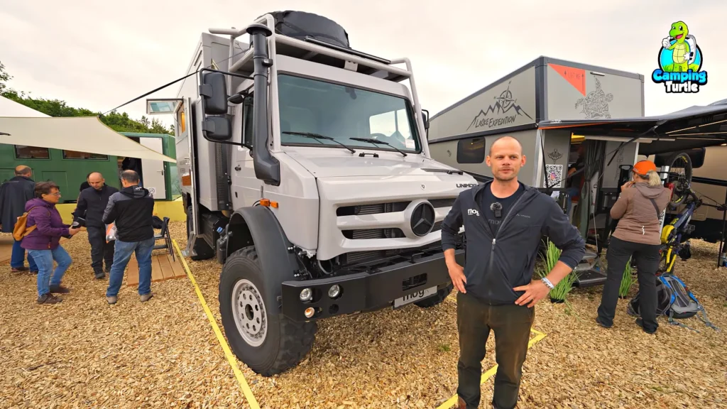 Tristan Neumann steht vor dem mogX auf Unimog U 4023 auf der Abenteuer & Allrad