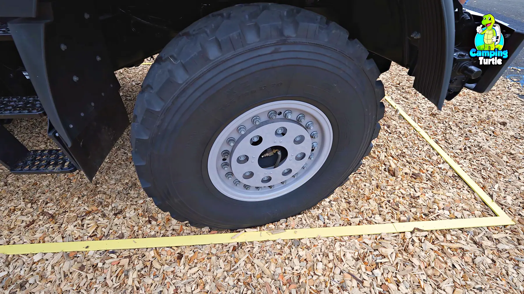 Vorderrad des Unimog mit Beadlock-Felge und Geländereifen