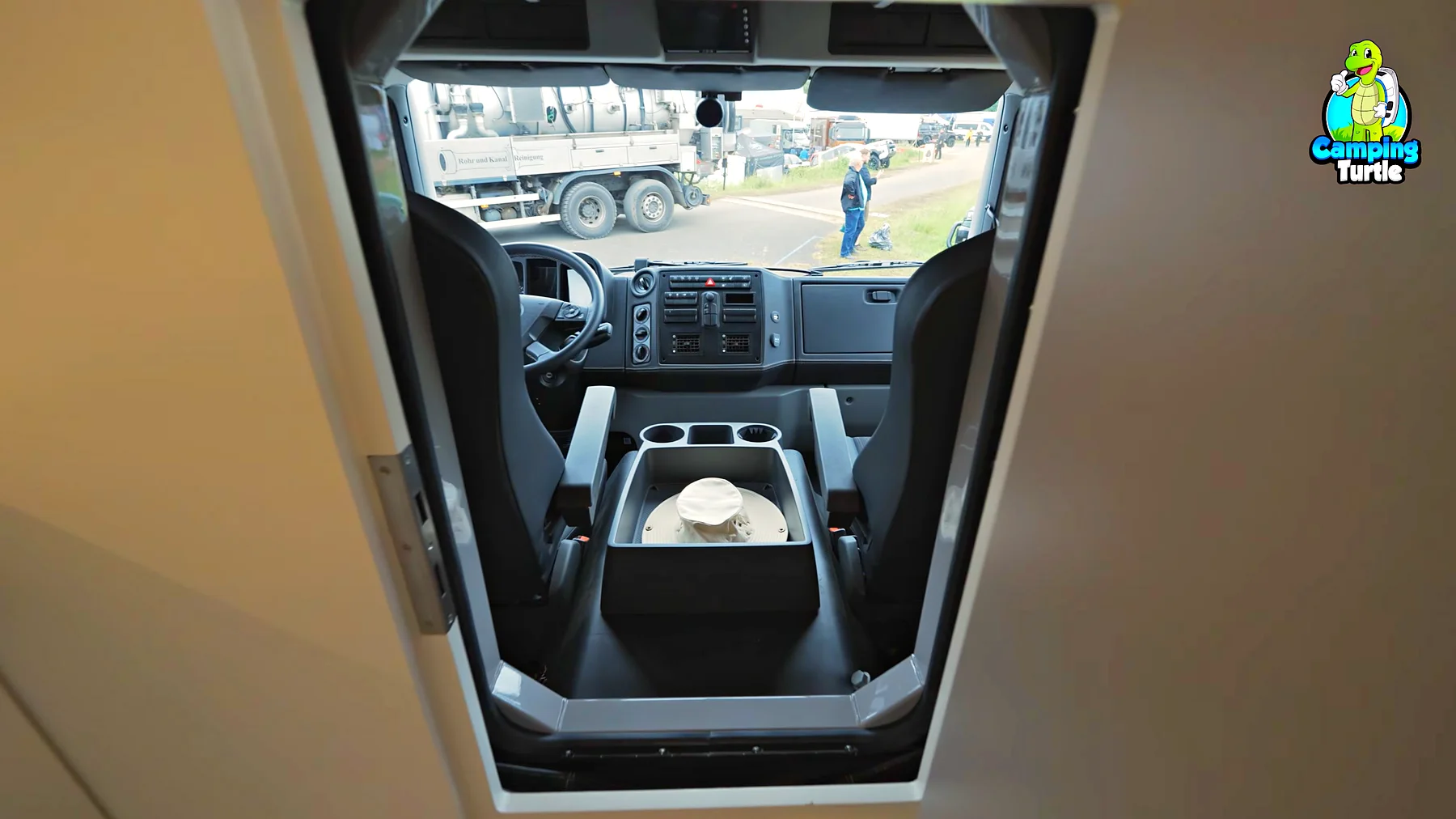 Blick durch die Luke von der Kabine ins Fahrerhaus des Unimog