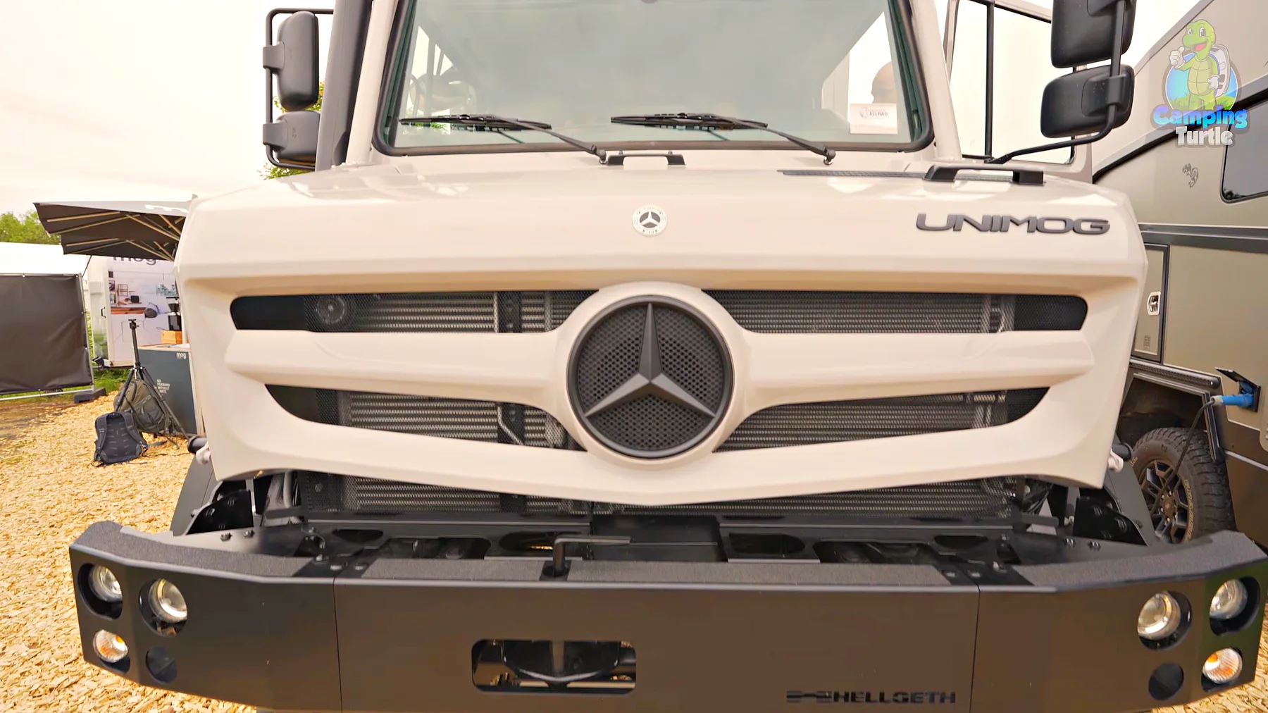 Front des Unimog mit schwarzer Aluminium-Stoßstange von Hellgeth