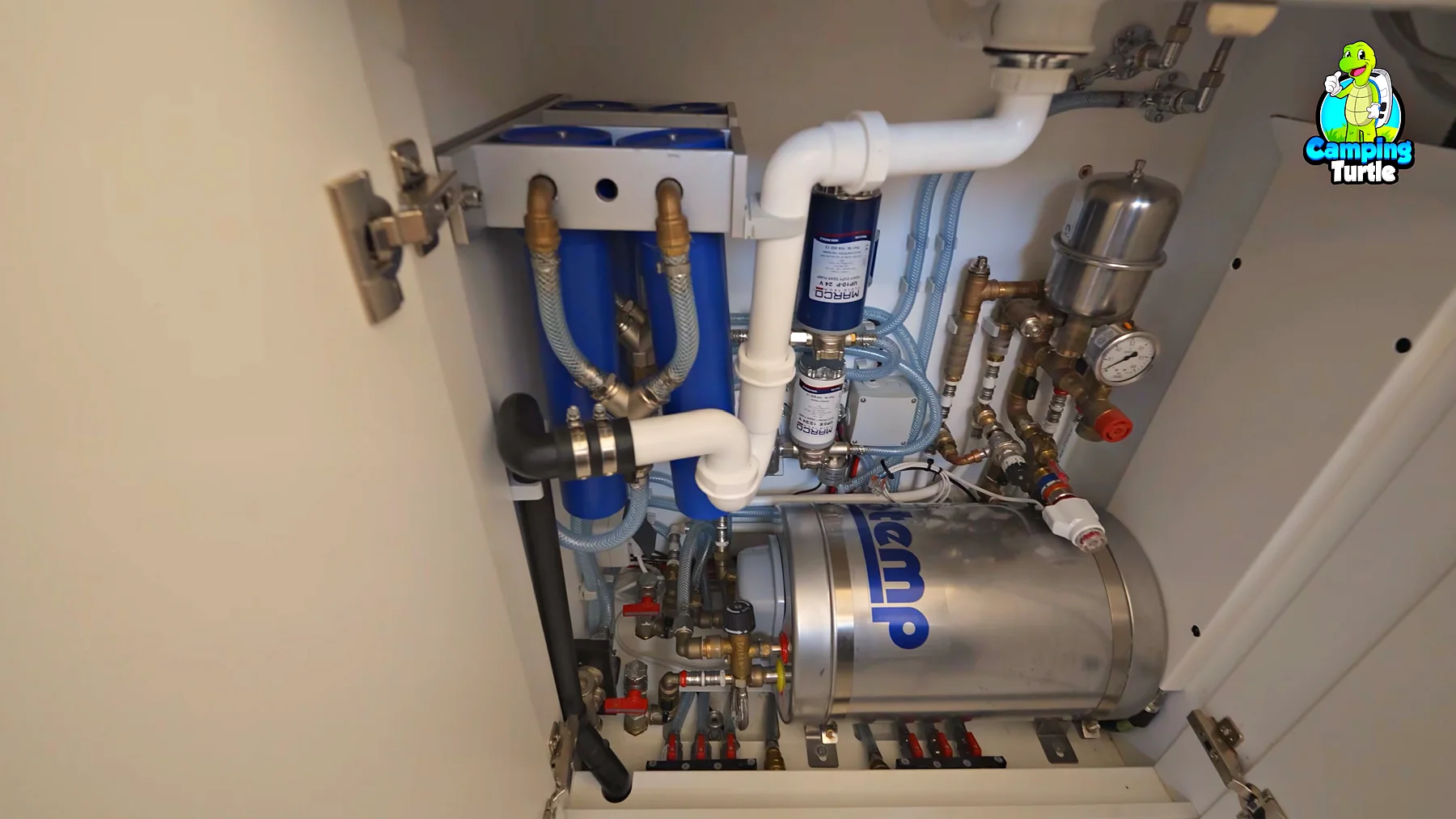 Schrank unter dem Waschbecken mit Wasserfiltern, Pumpen und Warmwasserboiler