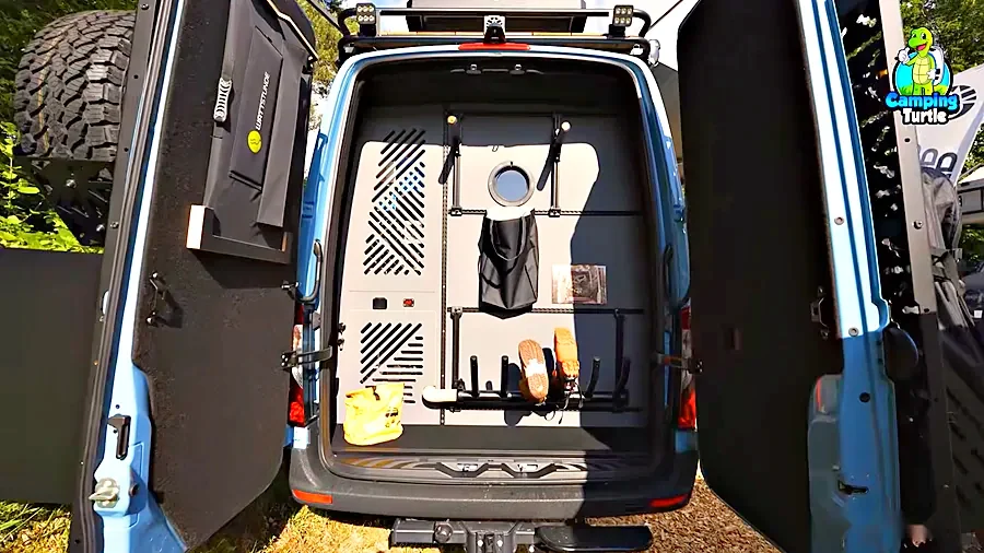 Geöffnete Heckgarage des Mostvanted Wanderer mit Fahrradhaltern, Schuhtrockner und Zugang zum Technikschrank