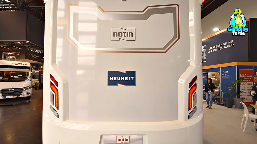 Weißes Heck des Notin Sevilla JF mit Notin-Schriftzug, blauem Schild Neuheit und senkrechten LED-Rückleuchten auf beiden Seiten