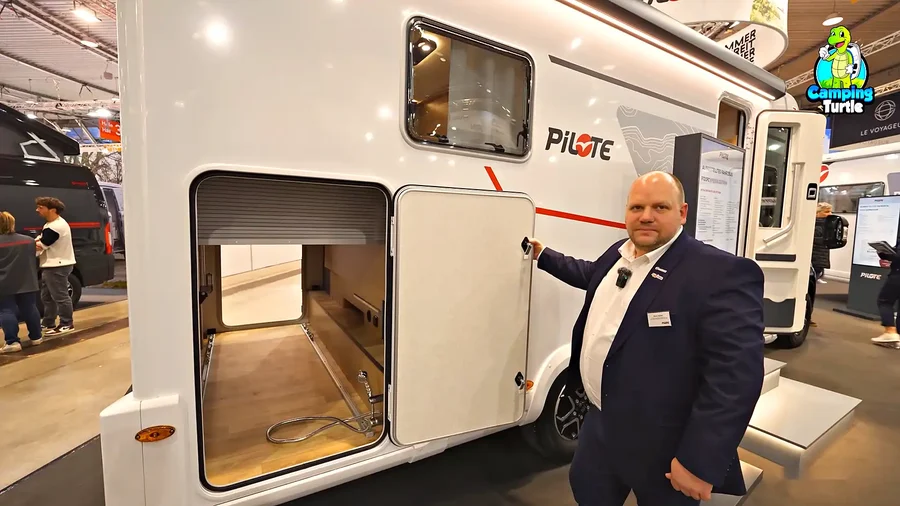 Marco Sander öffnet die Klappe der Heckgarage, innen der Anschluss der Außendusche