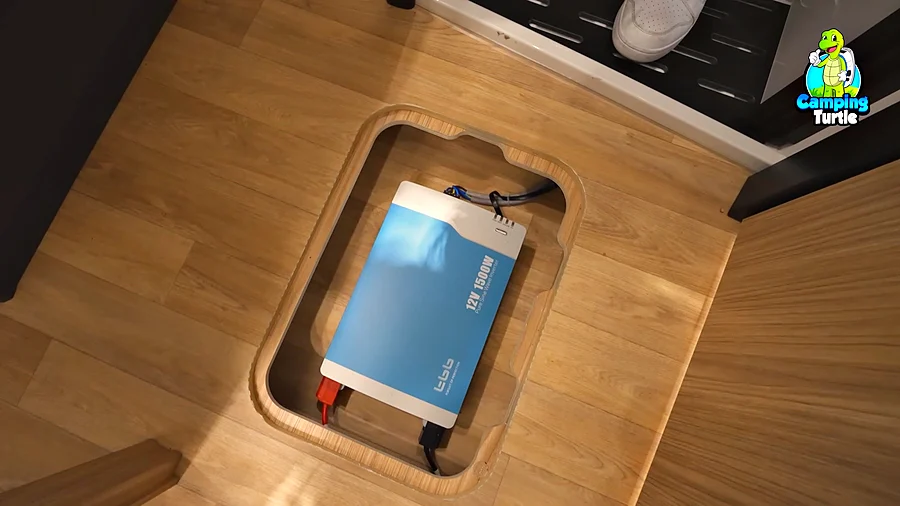 Wechselrichter mit 1.500 Watt unter einer geöffneten Bodenklappe im Bad
