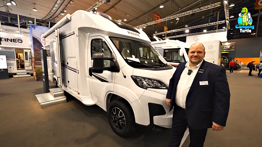 Marco Sander von Reisemobile Hillebrand steht vor dem Pilote P720U auf der CMT 2025