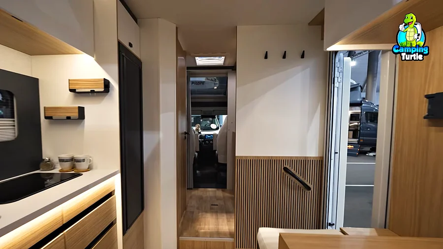 Blick von der Küche durch den Flur mit Bad und Kleiderschrank zum Fahrerhaus des Pilote P720U