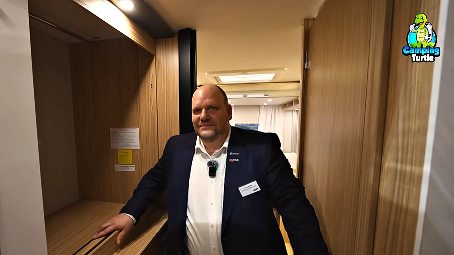 Marco Sander im Flur des Pilote P720U neben dem geöffneten Kleiderschrank