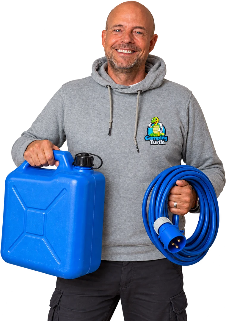 Thomas von CampingTurtle mit Wasserkanister und Landstromkabel
