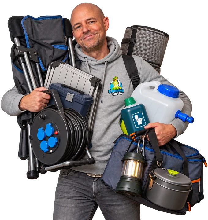 Thomas von CampingTurtle, beladen mit Campingstuhl, Campingtisch, Kabeltrommel, Isomatte, Wasserkanister, Laterne, Kochtopf und Campingtasche