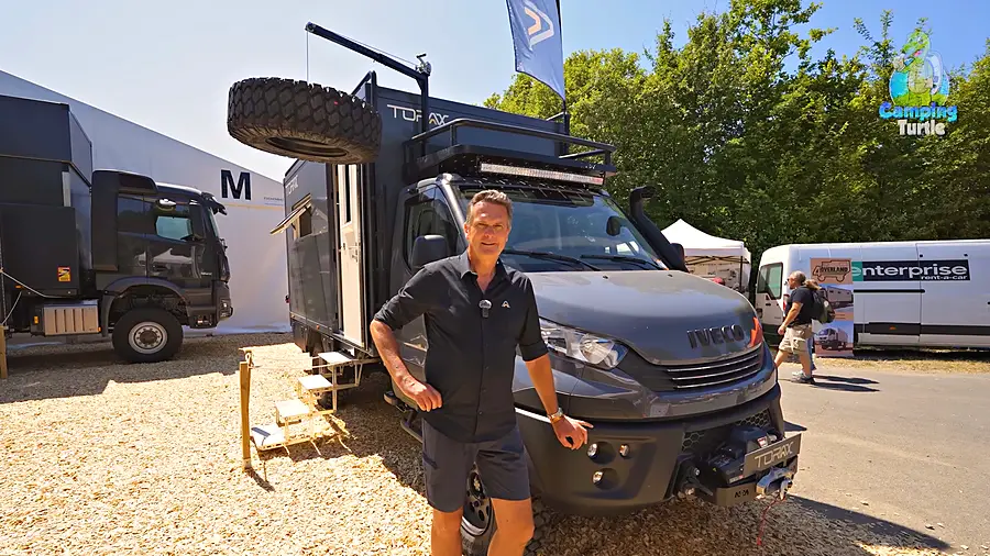 Thomas Knust steht vor dem Torax Nomad Grid auf Iveco Daily 4x4