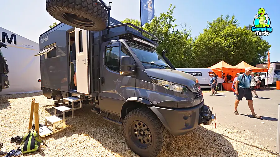 Torax Nomad Grid mit Dachplattform über dem Fahrerhaus und Ersatzrad am Kran