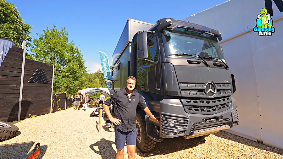 Thomas Knust steht vor dem Torax Off Grid auf Mercedes Arocs
