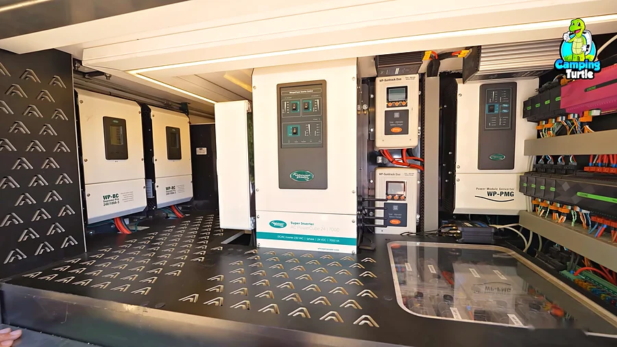 Technikfach des Torax Off Grid mit Wechselrichter, Ladegeräten und Ladeboostern von WhisperPower