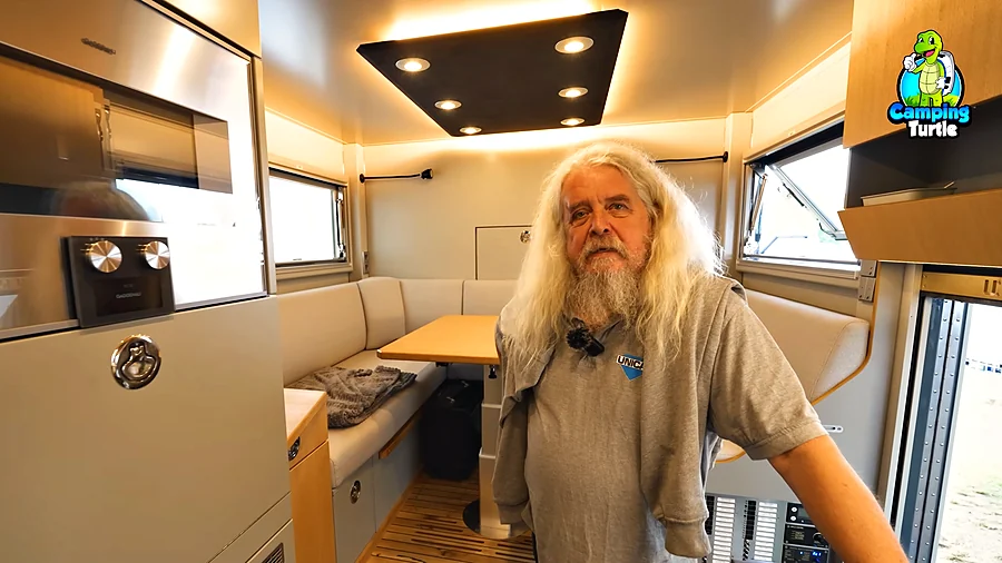 Thomas Waas in der Küche des UNICAT MAN TGS, links ein Dampfgarer von Gaggenau