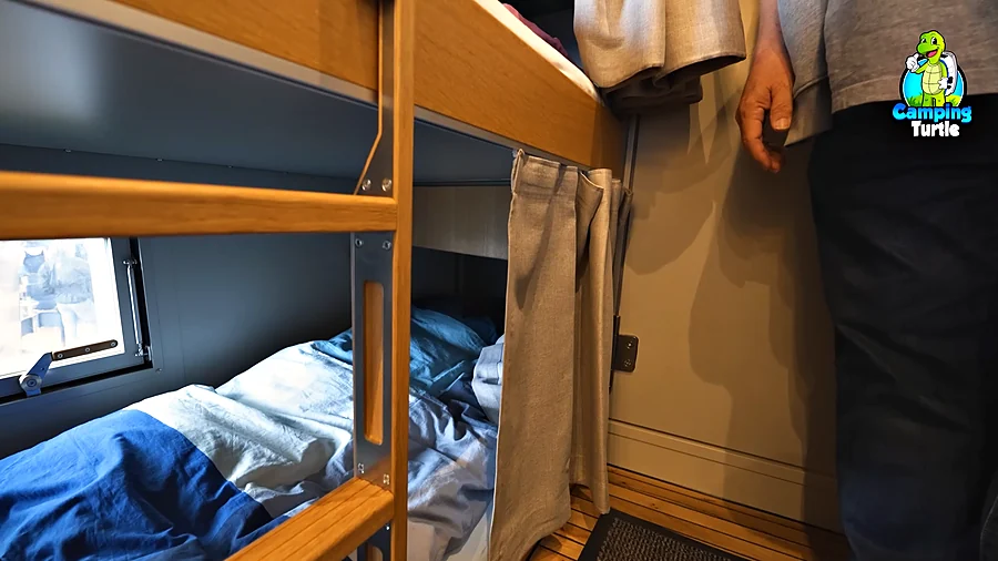 Stockbetten aus Holz mit Fenster und Vorhang im Kinderzimmer des UNICAT MAN TGS
