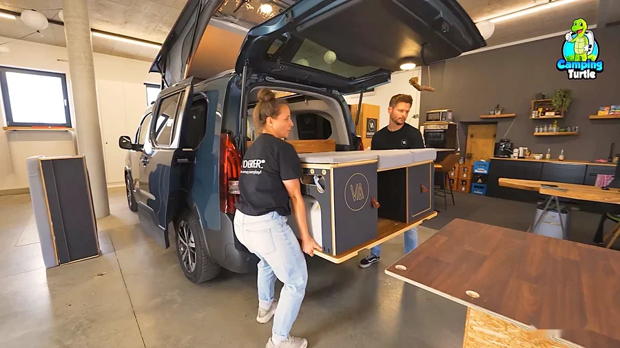 Tobias Menig und Sophia Negro heben das Livingroom-Modul aus dem Heck des VANDERER One