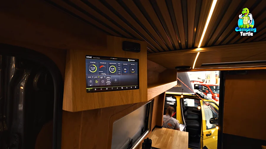 Touchscreen des Bordsystems Arvikon über der Küche