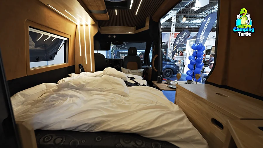 Ausgeklapptes Bett mit Blick zum Fahrerhaus