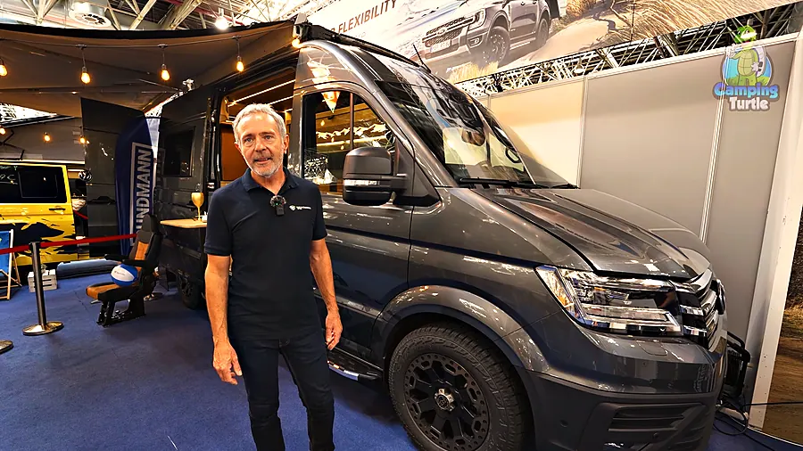 Siegfried Grabisch steht vor dem grauen WandererVan Magic Wolf auf VW Crafter