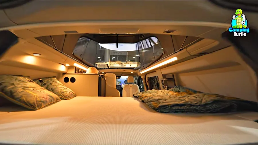 Querbett im Heck des Westfalia Kipling mit Blick nach vorn durch den Innenraum