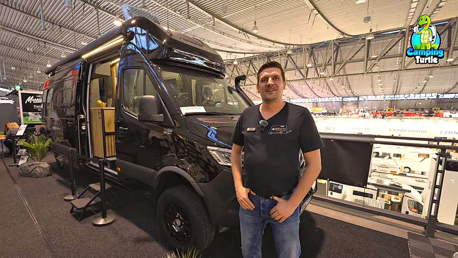 Michael Rottmann, Kfz-Spezialist bei Wiemobil, vor dem Wiemobil 740 auf Mercedes Sprinter mit Achleitner-Allrad