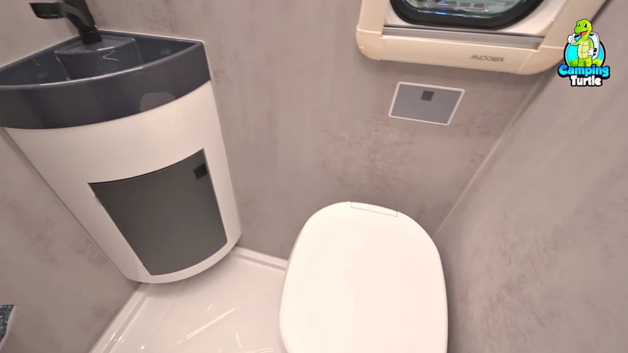 Bad mit Eckwaschbecken und Clesana-Toilette auf der Duschtasse im Wiemobil 740
