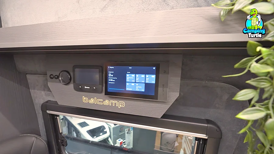 Bedienpanel mit EcoFlow-Display und Truma-Bedienteil im Wiemobil 740