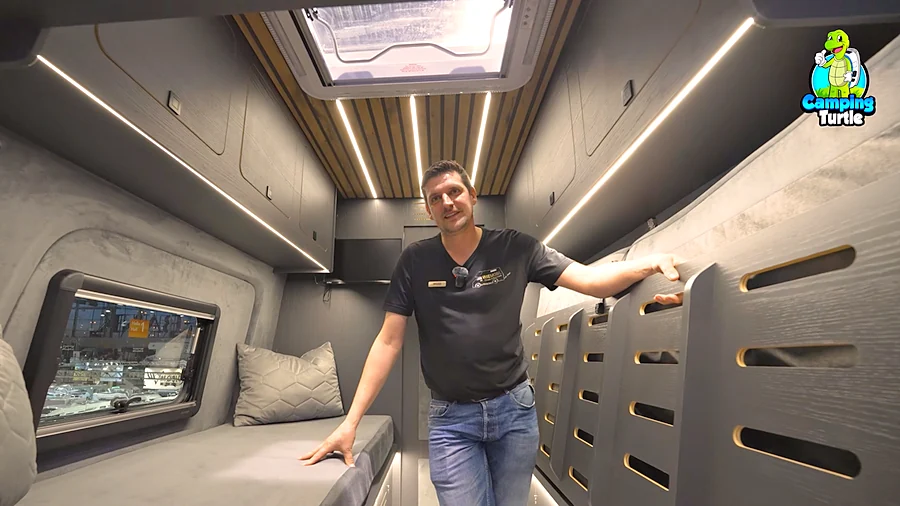 Michael Rottmann im Schlafzimmer des Wiemobil 740
