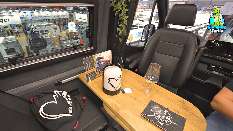 Sitzgruppe mit Tisch und gedrehten Fahrerhaussitzen im Wiemobil 740