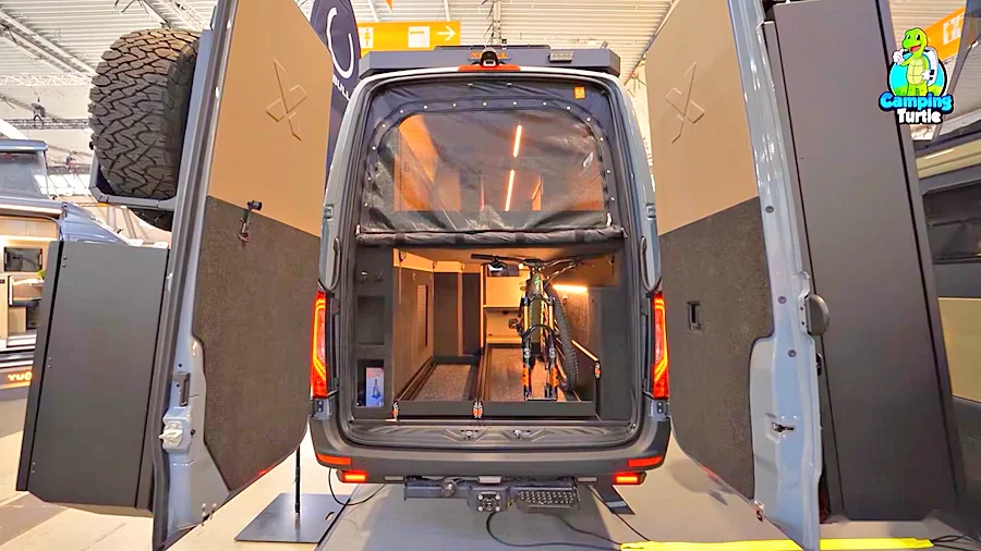 Heckgarage des XBULL X740 mit Mountainbike auf dem Auszug, darüber das höhenverstellbare Bett hinter dem Fliegengitter