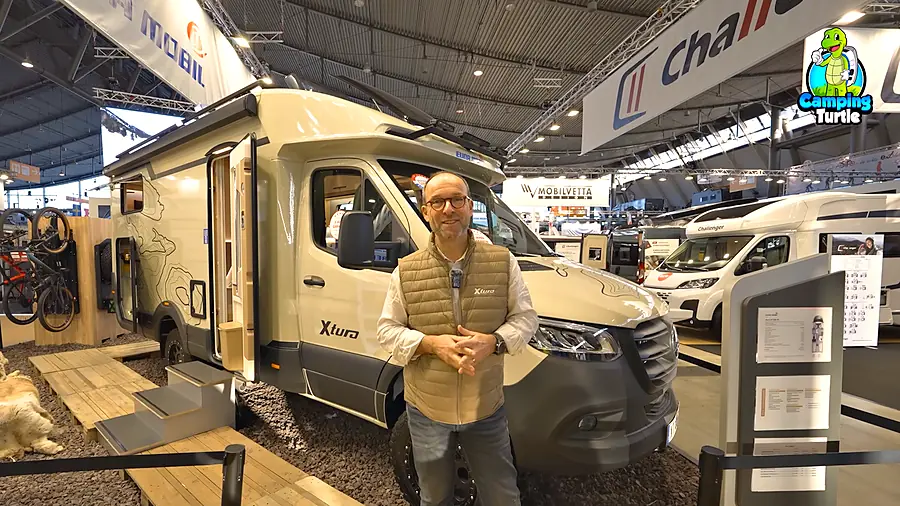 Frank Lessmann, Technischer Leiter bei Eura Mobil, vor dem Xtura XT 686 EF auf der CMT 2025
