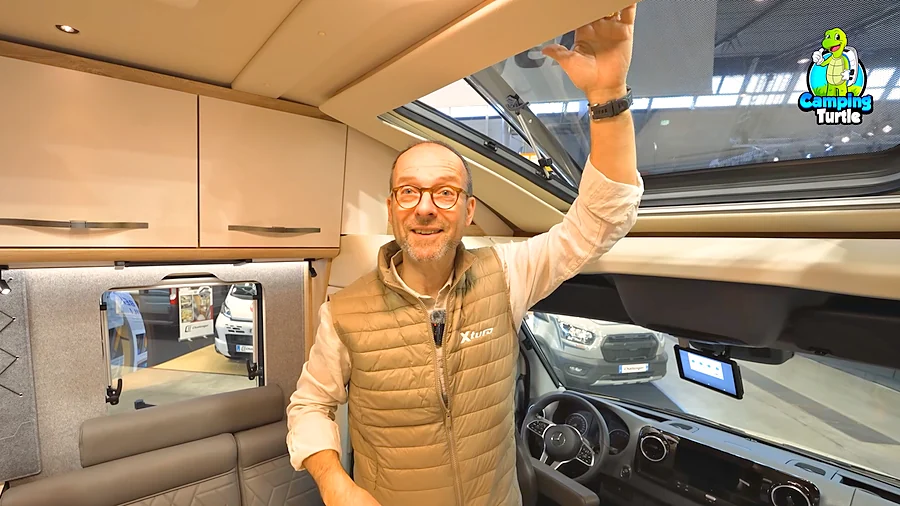 Frank Lessmann zeigt die große Dachhaube über den Fahrerhaussitzen