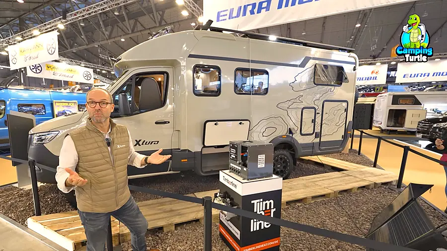 Frank Lessmann neben dem Eura Mobil Xtura XT 686 EF und einer ausgebauten Timberline-Heizung