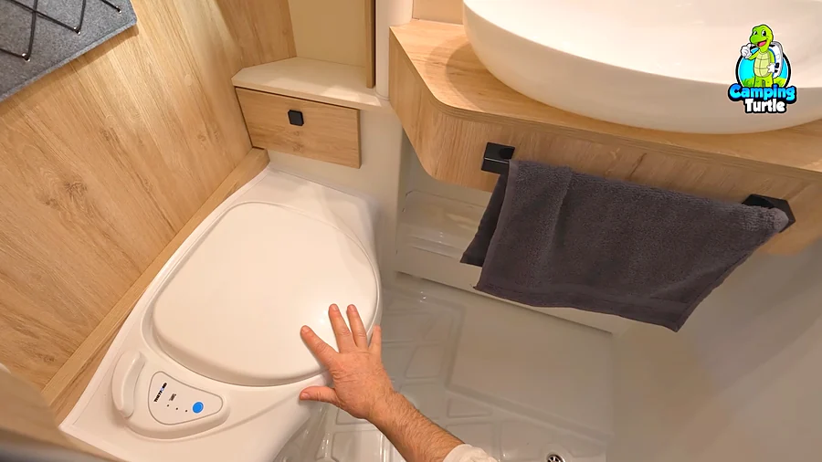 Kassettentoilette von Thetford im Bad des Eura Mobil Xtura XT 686 EF
