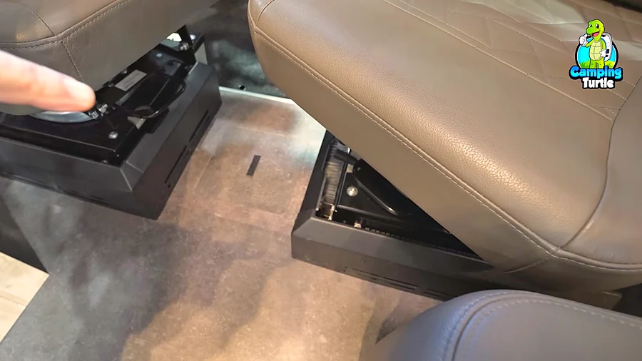 Sitzkästen unter den Fahrerhaussitzen im Eura Mobil Xtura XT 686 EF